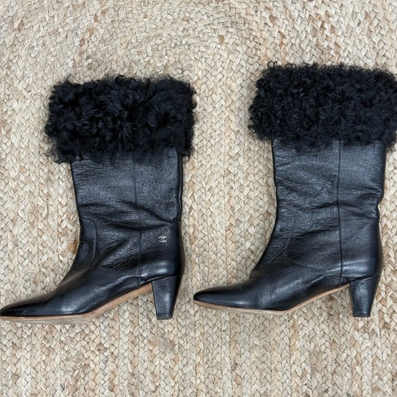 Chanel black boots, a shearling trim, a covered cone heel, and a silver CC logo - Picture 6 of 11